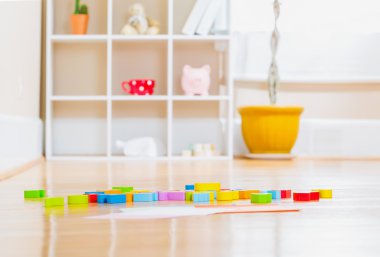 Çocuk oyuncak bloklar bir ev içinde
