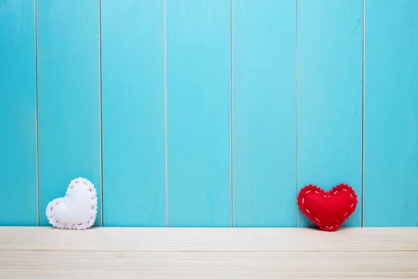 Corazones de fieltro hechos a mano sobre fondo azul — Foto de Stock