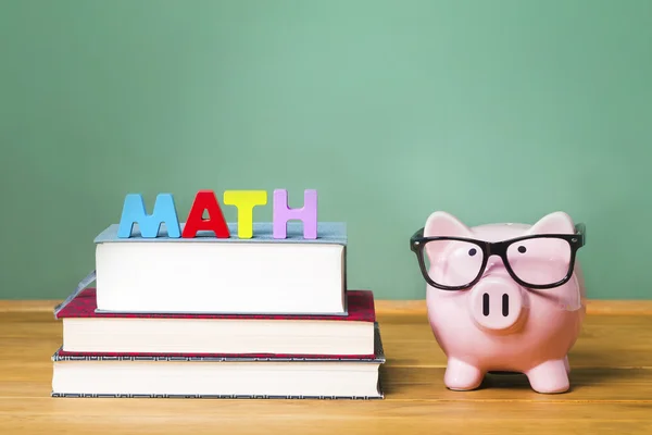 Matemáticas tema con alcancía rosa con pizarra —  Fotos de Stock