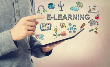 E eğilimli kavramı bir tablet üzerinde işaret eden adam