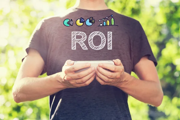 ROI concept met man met zijn smartphone — Stockfoto