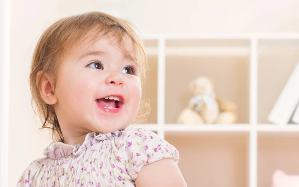 Büyük kocaman bir gülümseme ile mutlu yürümeye başlayan çocuk kız — Stok fotoğraf