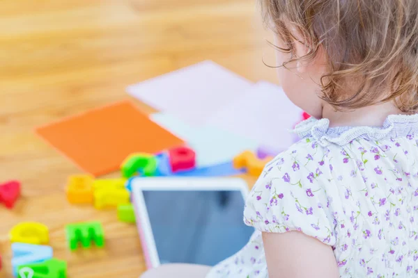 Niño pequeño usando una tableta — Foto de Stock