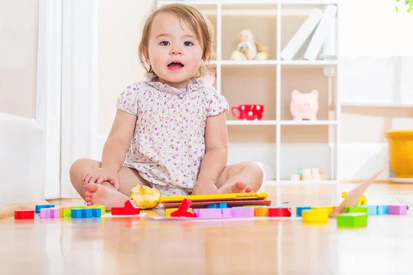 Feliz niño sonriendo y jugando con bloques de juguetes —  Fotos de Stock