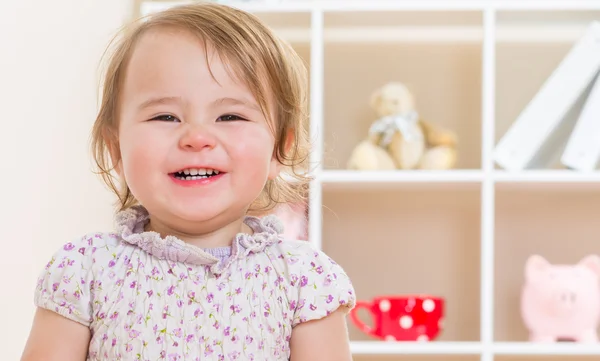 Menina criança feliz sorrindo — Fotografia de Stock