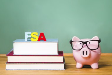 Federal Öğrenci Yardımı Tema yazı tahtası ile piggy banka ile