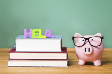 Tema yazı tahtası ile pembe piggy banka ile yardım