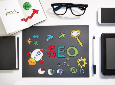 Siyah ve beyaz iş istasyonu ile SEO kavramı