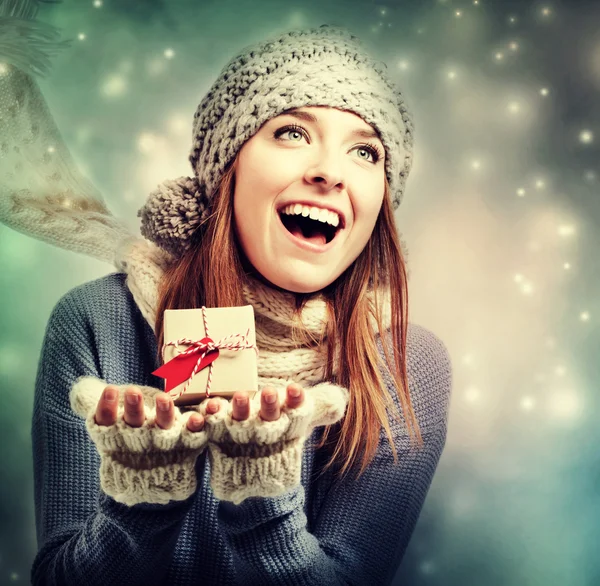 Mujer feliz sosteniendo una pequeña caja de regalo —  Fotos de Stock