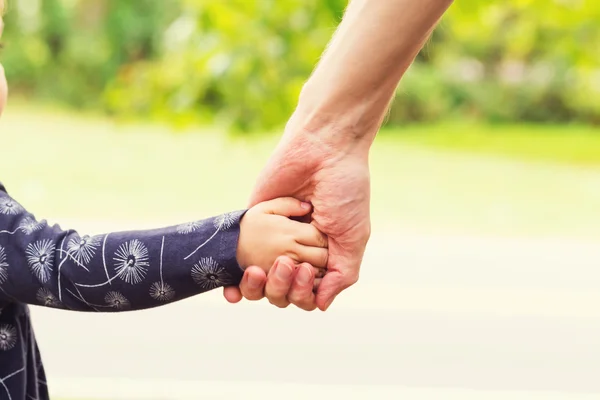 Menina da criança de mãos dadas com seu pai — Fotografia de Stock
