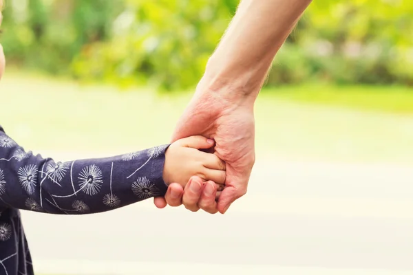 Niña pequeña cogida de la mano con su padre — Foto de Stock