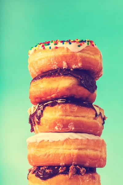 Stapel van geassorteerde donuts — Stockfoto