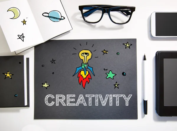 Creativiteit concept met zwarte en witte werkstation — Stockfoto