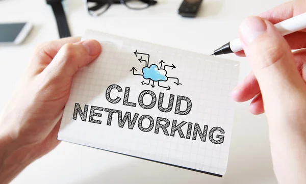 Mans dibujo a mano Cloud Networking concepto en el portátil — Foto de Stock