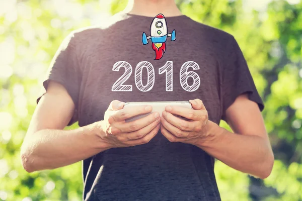 2016 konceptet med man hålla sin smartphone — Stockfoto