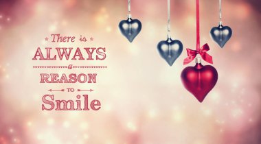 Nedeni her zaman bir gülümseme iletiye kalp süsler şeklinde asma