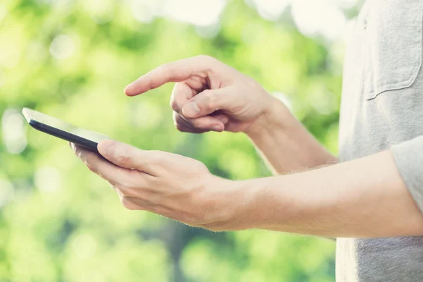 Young man on his smartphone outdoors — Stock Photo, Image