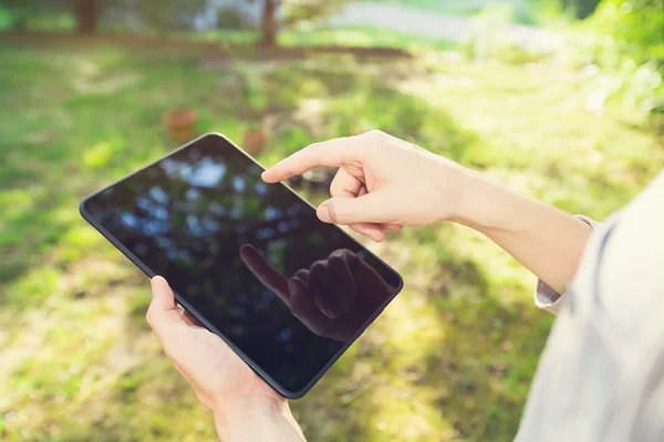 Mann benutzt draußen einen Tablet-Computer — Stockfoto