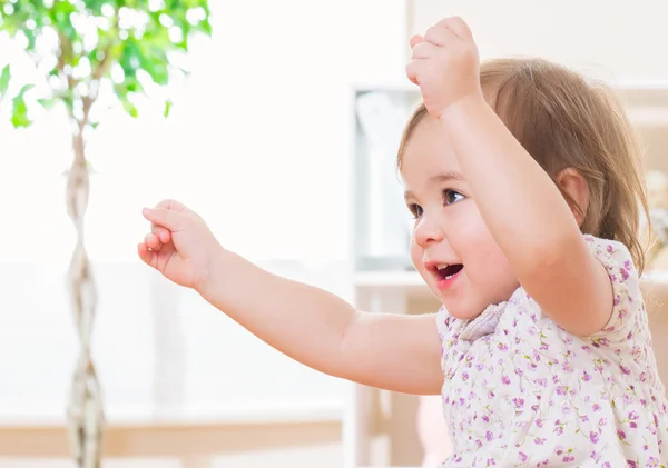 Emocionada niña con una gran sonrisa —  Fotos de Stock