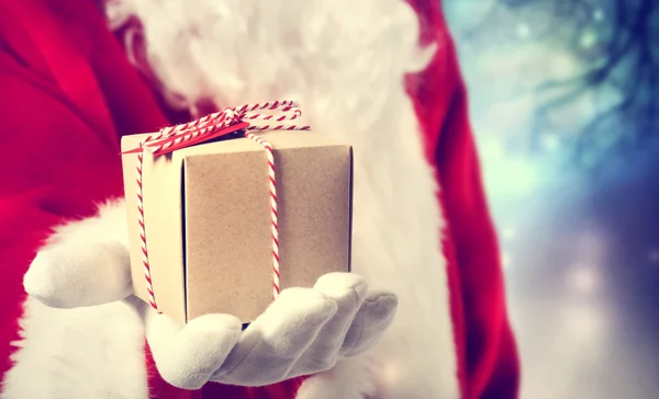 Papai Noel dando um presente — Fotografia de Stock