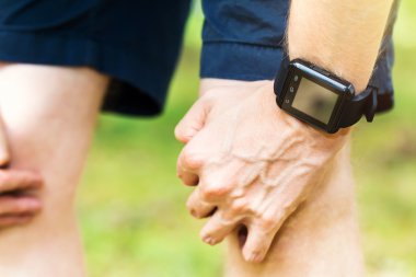 Bir akıllı saat dinlenme giyen erkek atlet