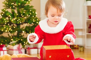 Küçük kız Noel hediyeleri açma