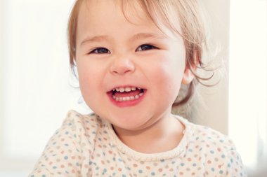 Mutlu bebek kız kocaman bir gülümseme ile