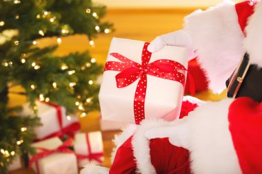 Noel hediyeli Noel Baba