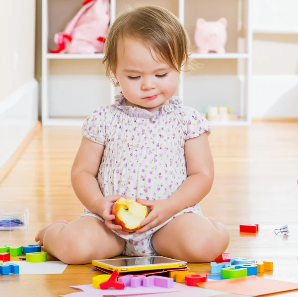 Κορίτσι μικρό παιδί που παίζει με το ξύλινο παιχνίδι μπλοκ — Φωτογραφία Αρχείου