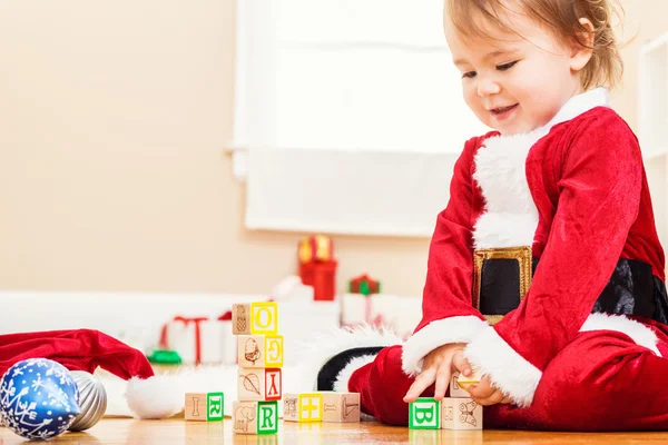 Meisje spelen met haar kerst-speelgoed — Stockfoto