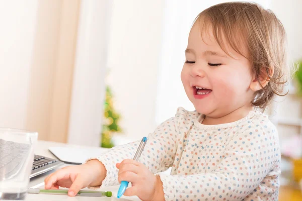 Ευχαρίστως toddler κορίτσι με ένα τεράστιο χαμόγελο που παίζει — Φωτογραφία Αρχείου