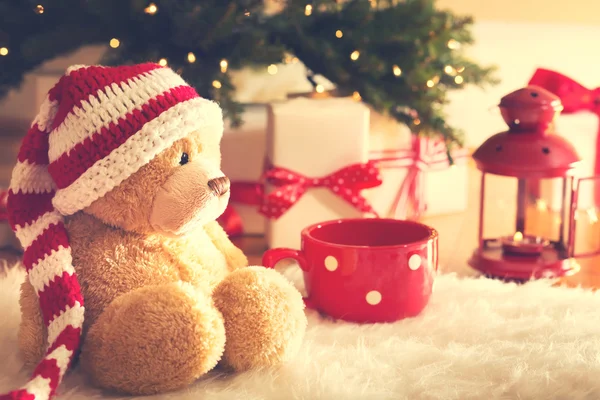 Urso com caixas de presente de Natal à noite — Fotografia de Stock