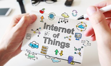 El çizim Internet Of Things konsept dizüstü bilgisayar üzerinde mans