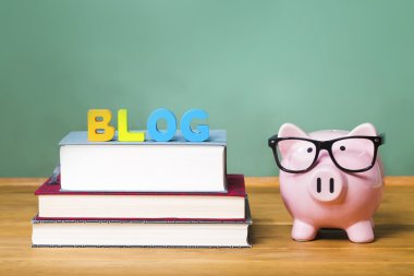 Blog tema ile kara tahta ile pembe piggy banka