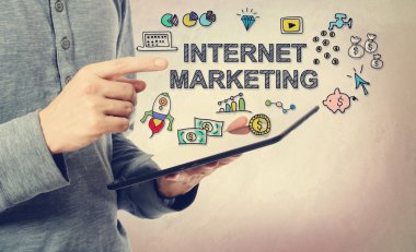 Internet pazarlama kavramı işaret eden adam