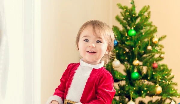 Batole dívka před její vánoční stromeček — Stock fotografie