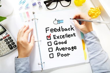 Kişi geribildirim kavramı beyaz kağıt üzerine çizim