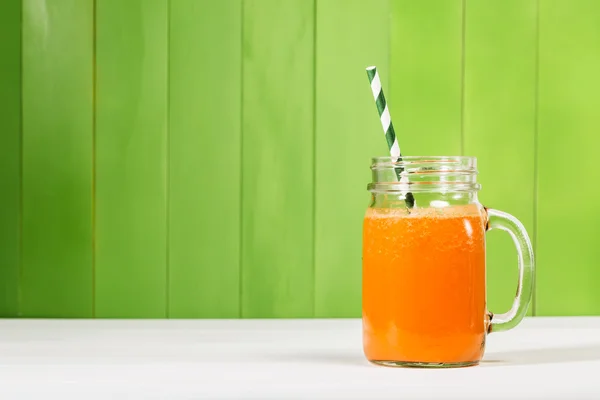 Морковный сок в банке для масонов — стоковое фото