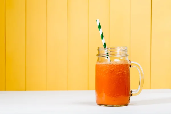 Carrot juice in masons jar — Stock Photo, Image