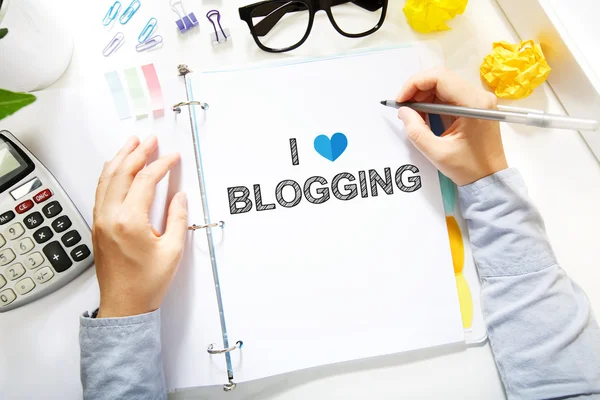 Person drawing I Love Blogging concept on white paper — Stock Photo, Image