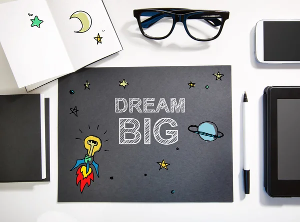 Dream Big concept con postazione di lavoro in bianco e nero — Foto Stock