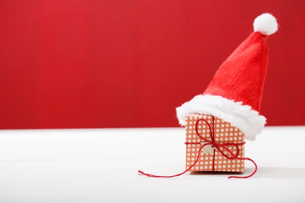 Petite boîte cadeau de Noël avec chapeau de Père Noël — Photo