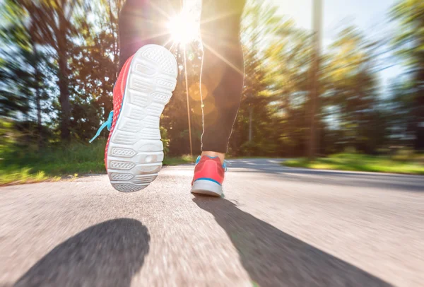 Läuferin joggt die Straße hinunter — Stockfoto