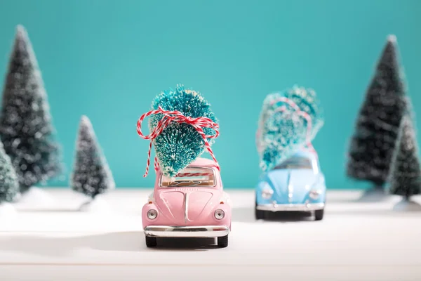 Auto s vánoční strom v miniaturní jehličnatý Les — Stock fotografie