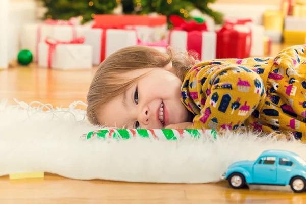 Peuter meisje spelen door haar kerstboom — Stockfoto