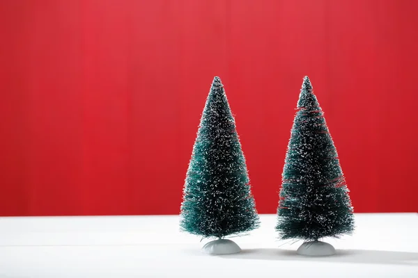 Árboles perennes en miniatura sobre tabla de madera — Foto de Stock