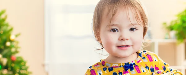 Niña de pie frente a su árbol de Navidad — Foto de Stock