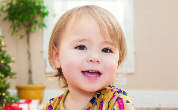 Bonne petite fille souriant dans sa maison — Photo