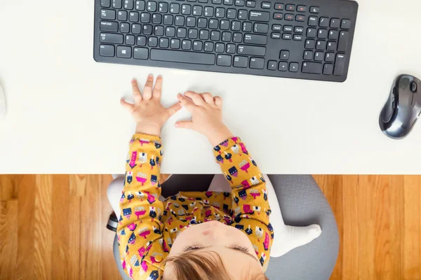 Kleinkind benutzt seinen Computer von oben — Stockfoto