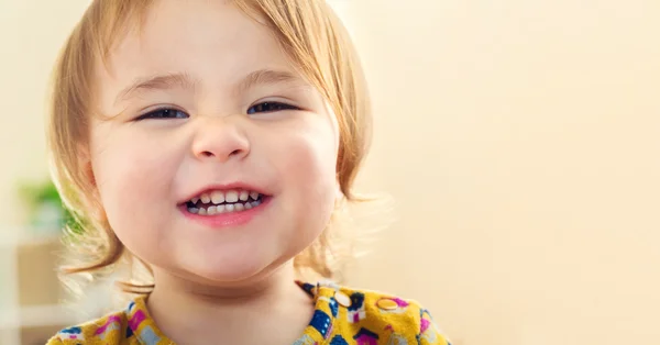 素敵な笑顔で幸せな幼児の女の子 — ストック写真